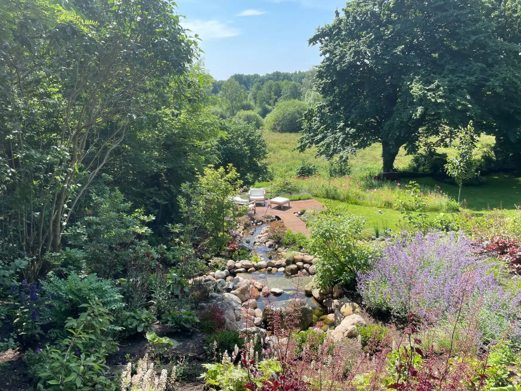 Stauden, Wasser und natürliche Übergänge in einem Kieler Garten