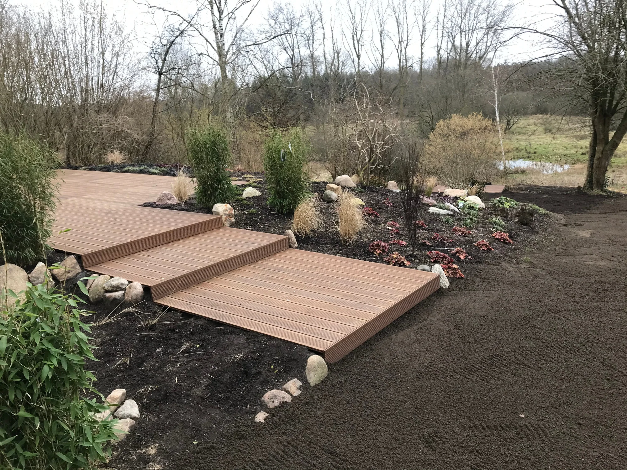 Staudengarten mit 30 m Bachlauf 6 Arbeiten am Holzsteg
