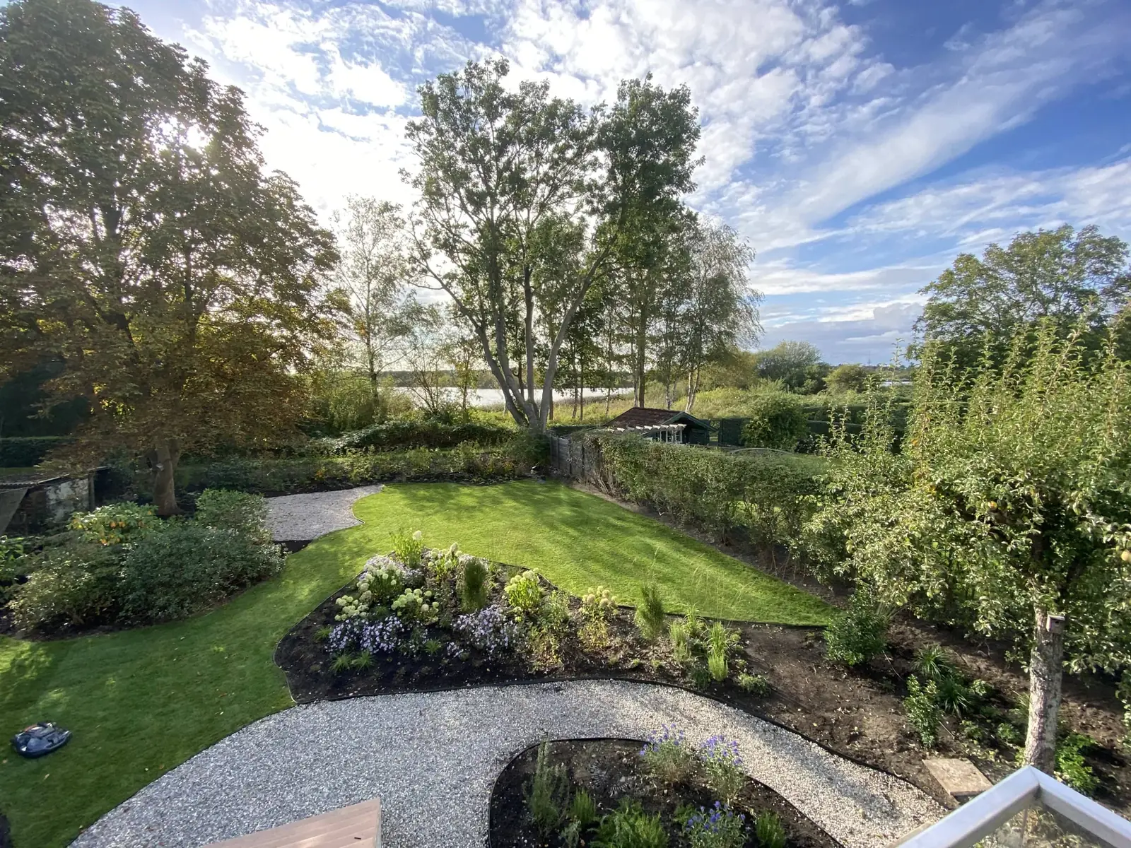 Gärtner Kiel 3 Parkgarten mit Rasenflächen, Stauden und Blick auf den See
